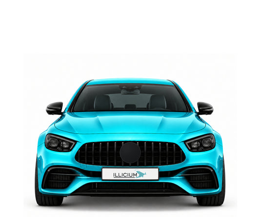 W213-FL · E63 S AMG · Facelift – Fahrzeugillustration in Türkis Metallic, schwarze Anbauteile, neutrale Emblemform und ILLICIUM-Kennzeichen
