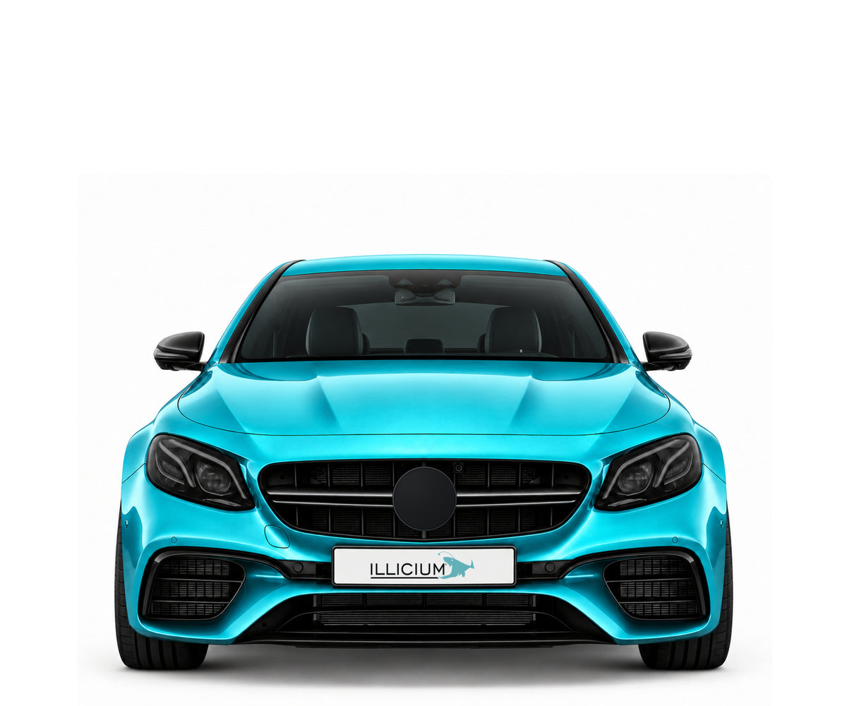 W213-VFL · E63 S AMG · VFL – Fahrzeugillustration in Türkis Metallic, schwarze Anbauteile, neutrale Emblemform und ILLICIUM-Kennzeichen