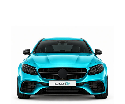 W213-VFL · E63 S AMG · VFL – Fahrzeugillustration in Türkis Metallic, schwarze Anbauteile, neutrale Emblemform und ILLICIUM-Kennzeichen
