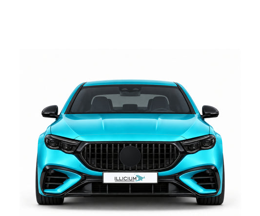 W214 · E53 HYBRID AMG – Fahrzeugillustration in Türkis Metallic, schwarze Anbauteile, neutrale Emblemform und ILLICIUM-Kennzeichen