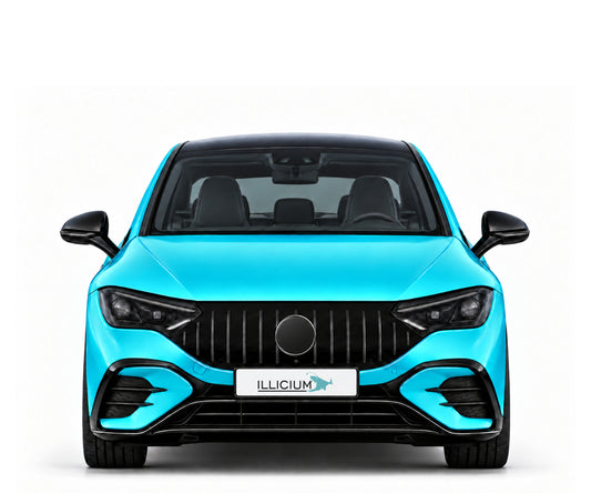 EQE53 V295 · AMG – Fahrzeugillustration in Türkis Metallic, schwarze Anbauteile, neutrale Emblemform und ILLICIUM-Kennzeichen