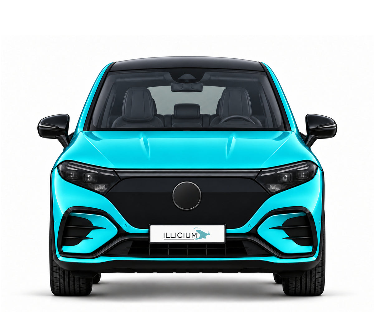 EQS SUV X296 · AMG Line – Fahrzeugillustration in Türkis Metallic, schwarze Anbauteile, neutrale Emblemform und ILLICIUM-Kennzeichen