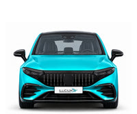 EQS53 V297 · ursprüngliche AMG-Front2021 – Fahrzeugillustration in Türkis Metallic, schwarze Anbauteile, neutrale Emblemform und ILLICIUM-Kennzeichen