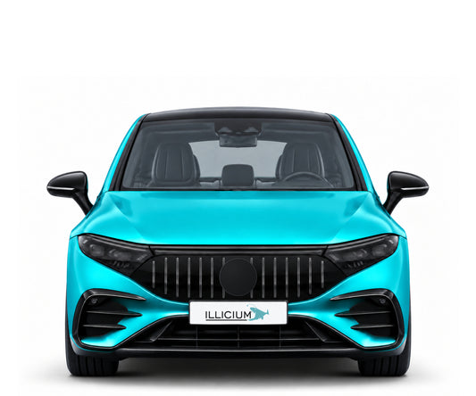 EQS53 V297 · ursprüngliche AMG-Front2021 – Fahrzeugillustration in Türkis Metallic, schwarze Anbauteile, neutrale Emblemform und ILLICIUM-Kennzeichen