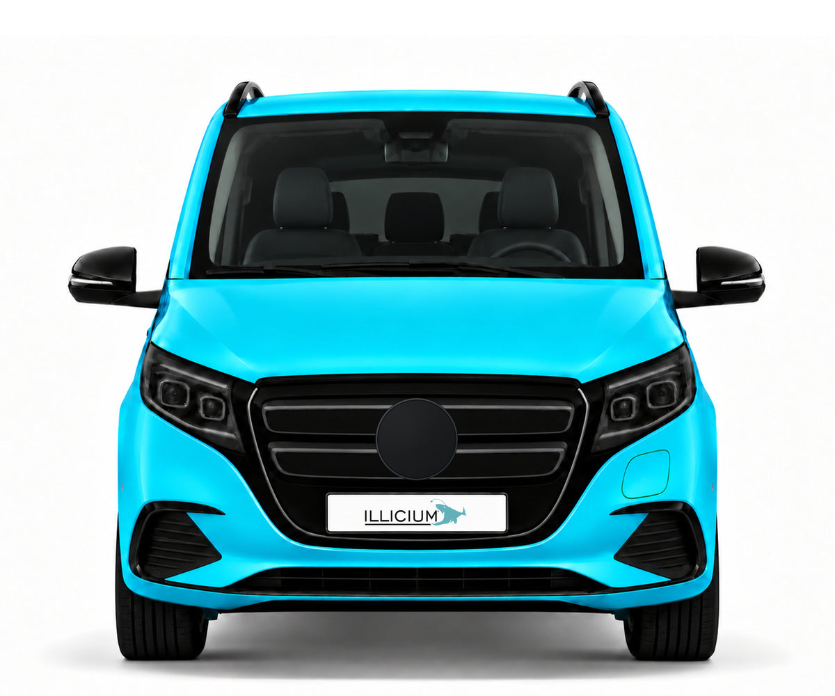 EQV E447 · AVANTGARDE · Facelift2023/24 – Fahrzeugillustration in Türkis Metallic, schwarze Anbauteile, neutrale Emblemform und ILLICIUM-Kennzeichen
