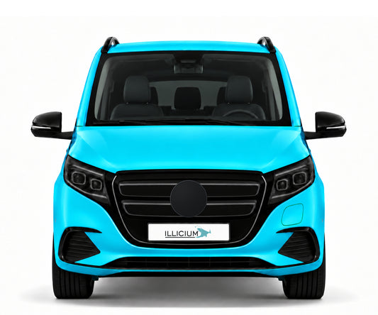 EQV E447 · AVANTGARDE · Facelift2023/24 – Fahrzeugillustration in Türkis Metallic, schwarze Anbauteile, neutrale Emblemform und ILLICIUM-Kennzeichen