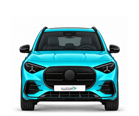 GLA elektrisch · neue Generation 2026 · AMG Line – Fahrzeugillustration in Türkis Metallic, schwarze Anbauteile, neutrale Emblemform und ILLICIUM-Kennzeichen