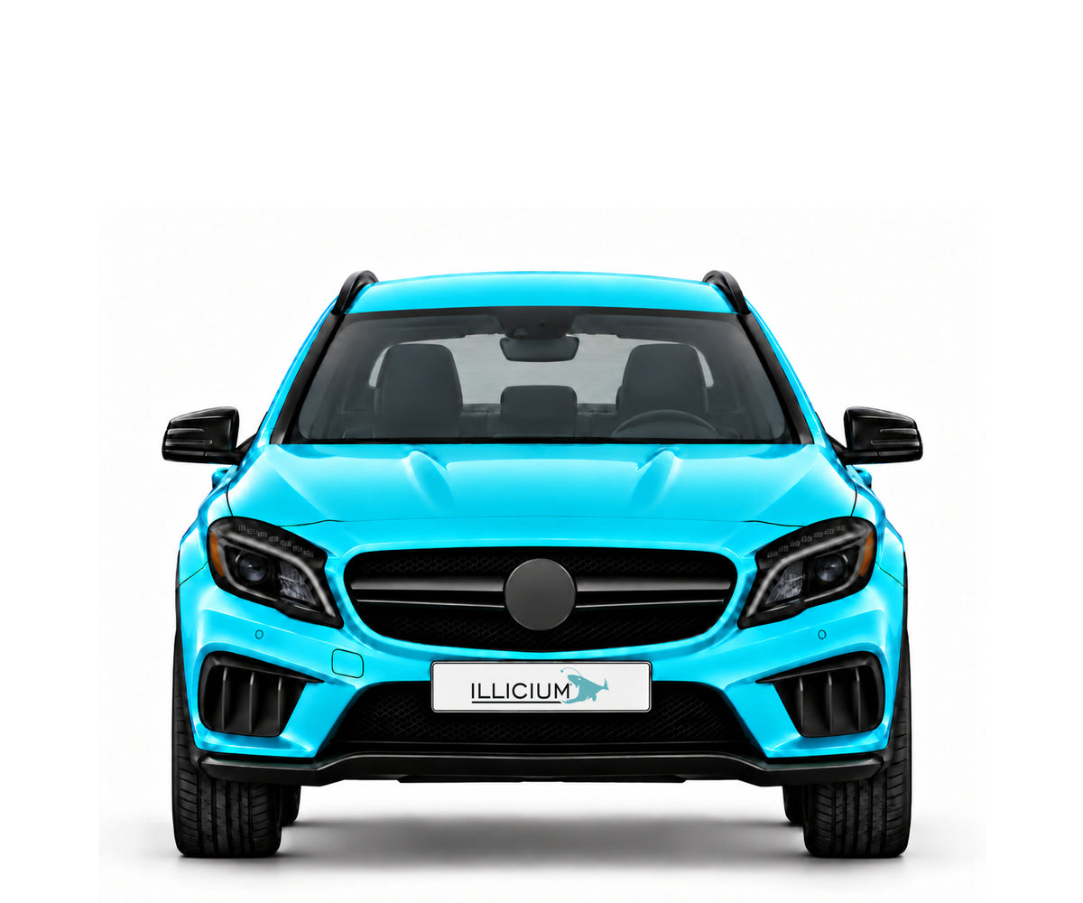 GLA X156 · GLA45 AMG · Facelift – Fahrzeugillustration in Türkis Metallic, schwarze Anbauteile, neutrale Emblemform und ILLICIUM-Kennzeichen