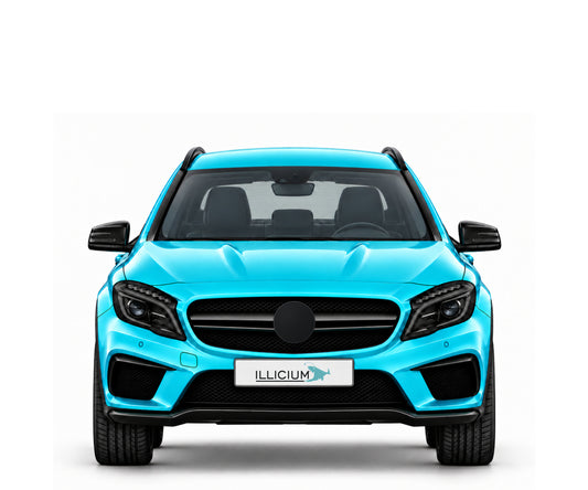 GLA X156 · GLA45 AMG · Vorfacelift – Fahrzeugillustration in Türkis Metallic, schwarze Anbauteile, neutrale Emblemform und ILLICIUM-Kennzeichen