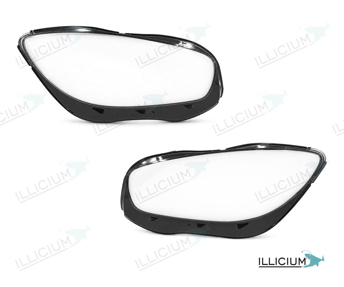 AMG GT C190 · konkrete Vorfacelift-Haube – Scheinwerferglas Paar, links und rechts in Fahrtrichtung, Produktillustration mit ILLICIUM-Logo