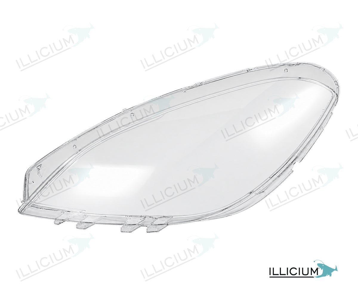 B-Klasse W246 · Vorfacelift – Scheinwerferglas links in Fahrtrichtung, Produktillustration mit ILLICIUM-Logo