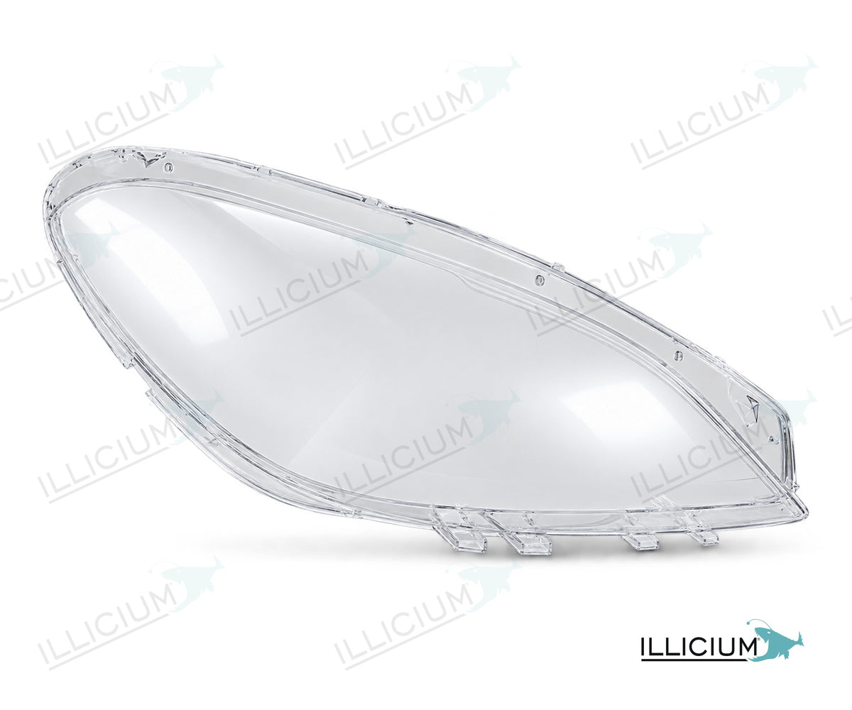 B-Klasse W246 · Vorfacelift – Scheinwerferglas rechts in Fahrtrichtung, Produktillustration mit ILLICIUM-Logo