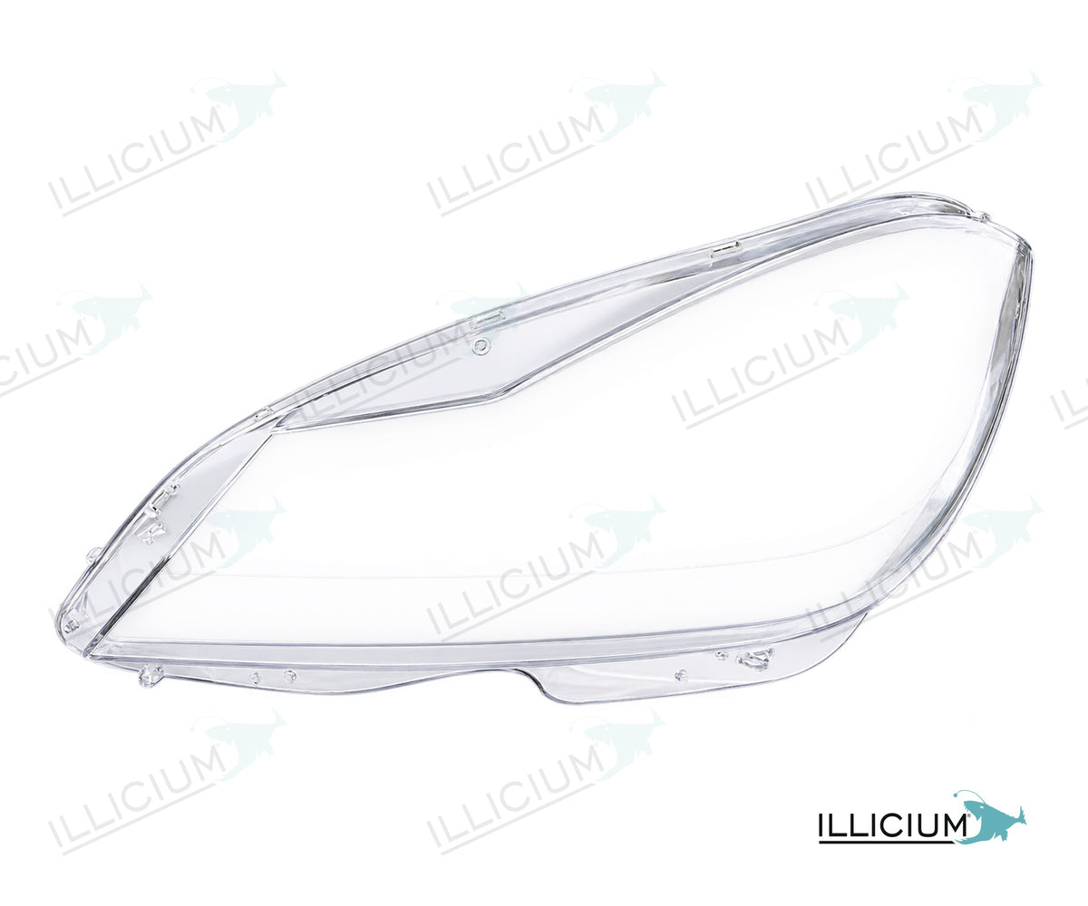 C-Klasse W204 · Facelift – Scheinwerferglas links in Fahrtrichtung, Produktillustration mit ILLICIUM-Logo