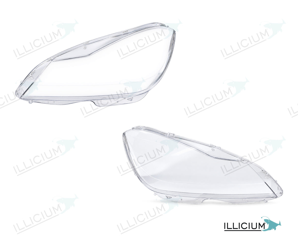 C-Klasse W204 · Facelift – Scheinwerferglas Paar, links und rechts in Fahrtrichtung, Produktillustration mit ILLICIUM-Logo