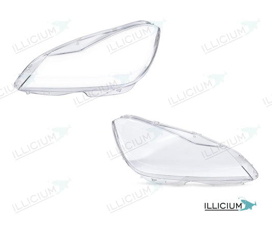 C-Klasse W204 · Facelift – Scheinwerferglas Paar, links und rechts in Fahrtrichtung, Produktillustration mit ILLICIUM-Logo