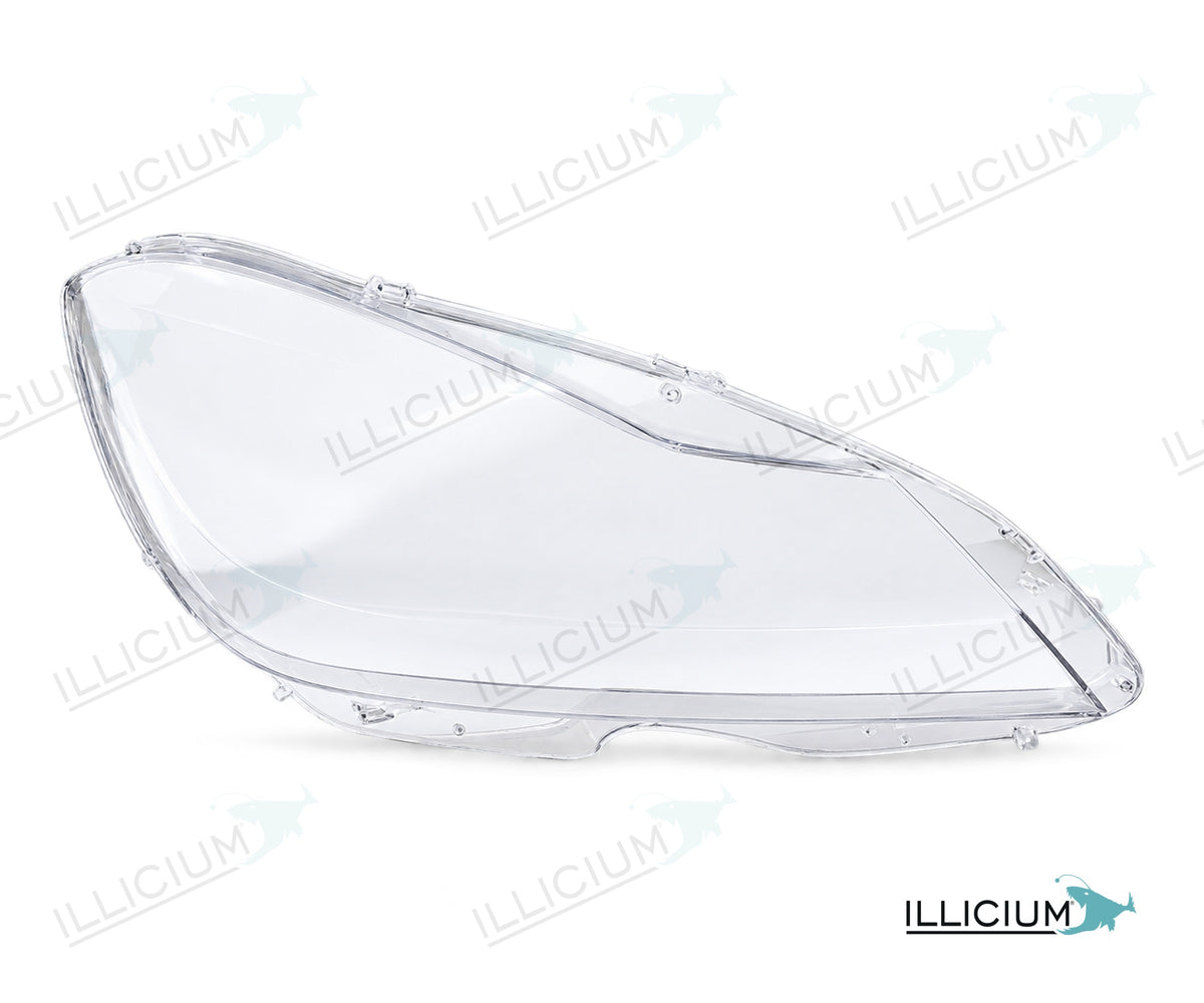 C-Klasse W204 · Facelift – Scheinwerferglas rechts in Fahrtrichtung, Produktillustration mit ILLICIUM-Logo