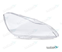C-Klasse W204 · Facelift – Scheinwerferglas rechts in Fahrtrichtung, Produktillustration mit ILLICIUM-Logo