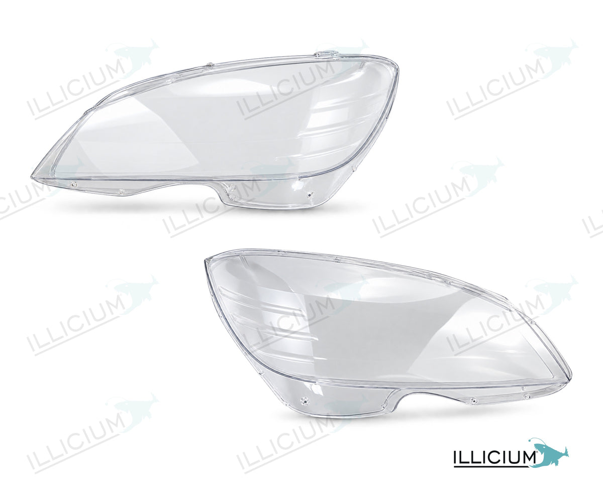 C-Klasse W204 · Vorfacelift – Scheinwerferglas Paar, links und rechts in Fahrtrichtung, Produktillustration mit ILLICIUM-Logo