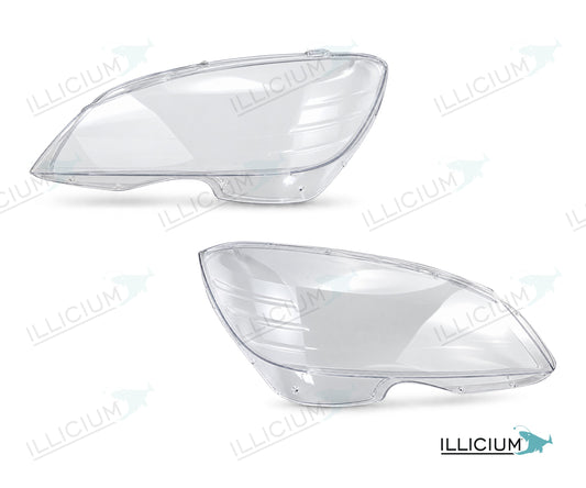 C-Klasse W204 · Vorfacelift – Scheinwerferglas Paar, links und rechts in Fahrtrichtung, Produktillustration mit ILLICIUM-Logo
