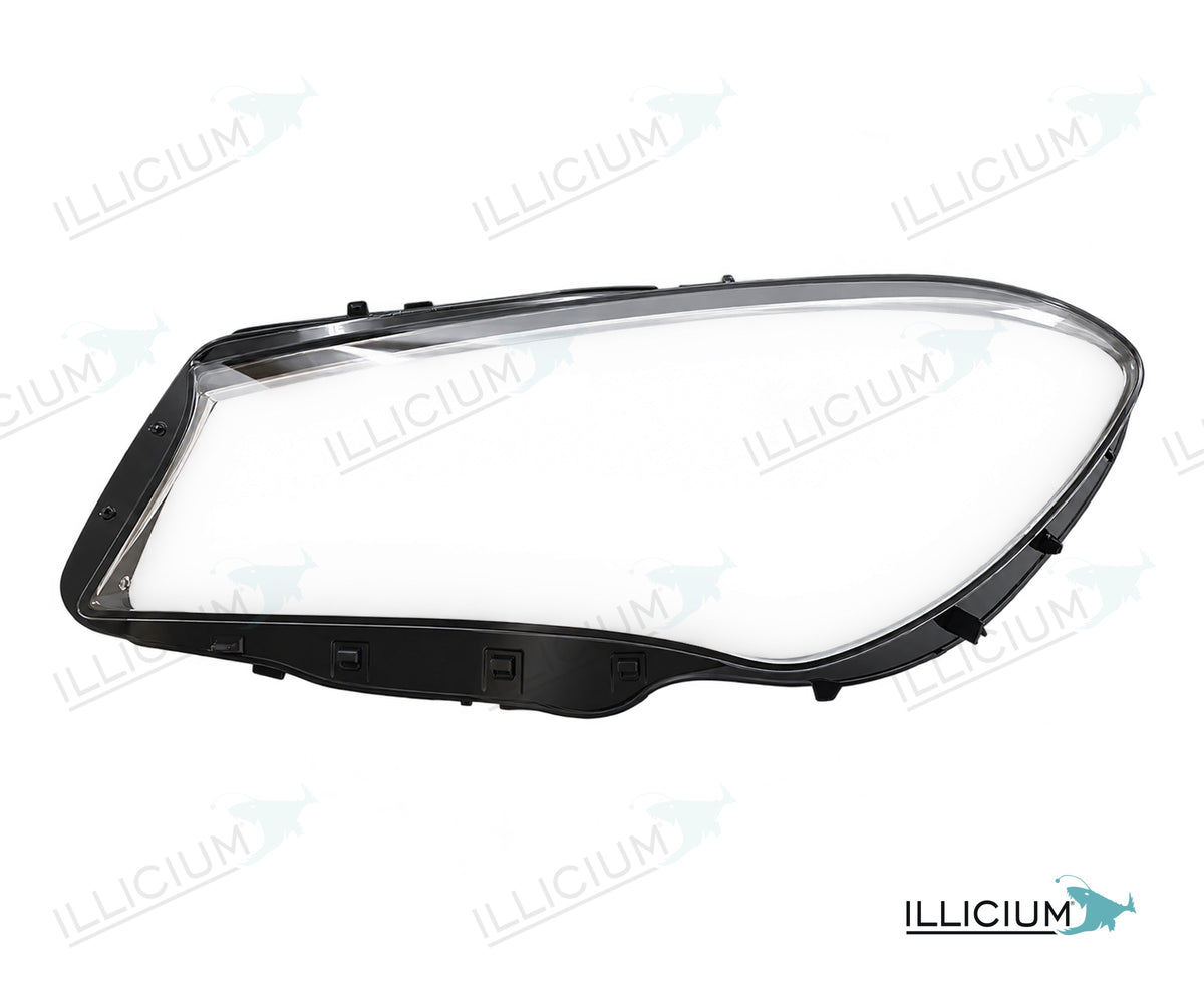 CLA C117 · Facelift – Scheinwerferglas links in Fahrtrichtung, Produktillustration mit ILLICIUM-Logo