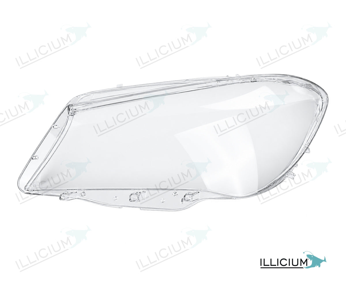 CLA C117 · Vorfacelift – Scheinwerferglas links in Fahrtrichtung, Produktillustration mit ILLICIUM-Logo