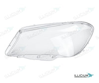 CLA C117 · Vorfacelift – Scheinwerferglas links in Fahrtrichtung, Produktillustration mit ILLICIUM-Logo