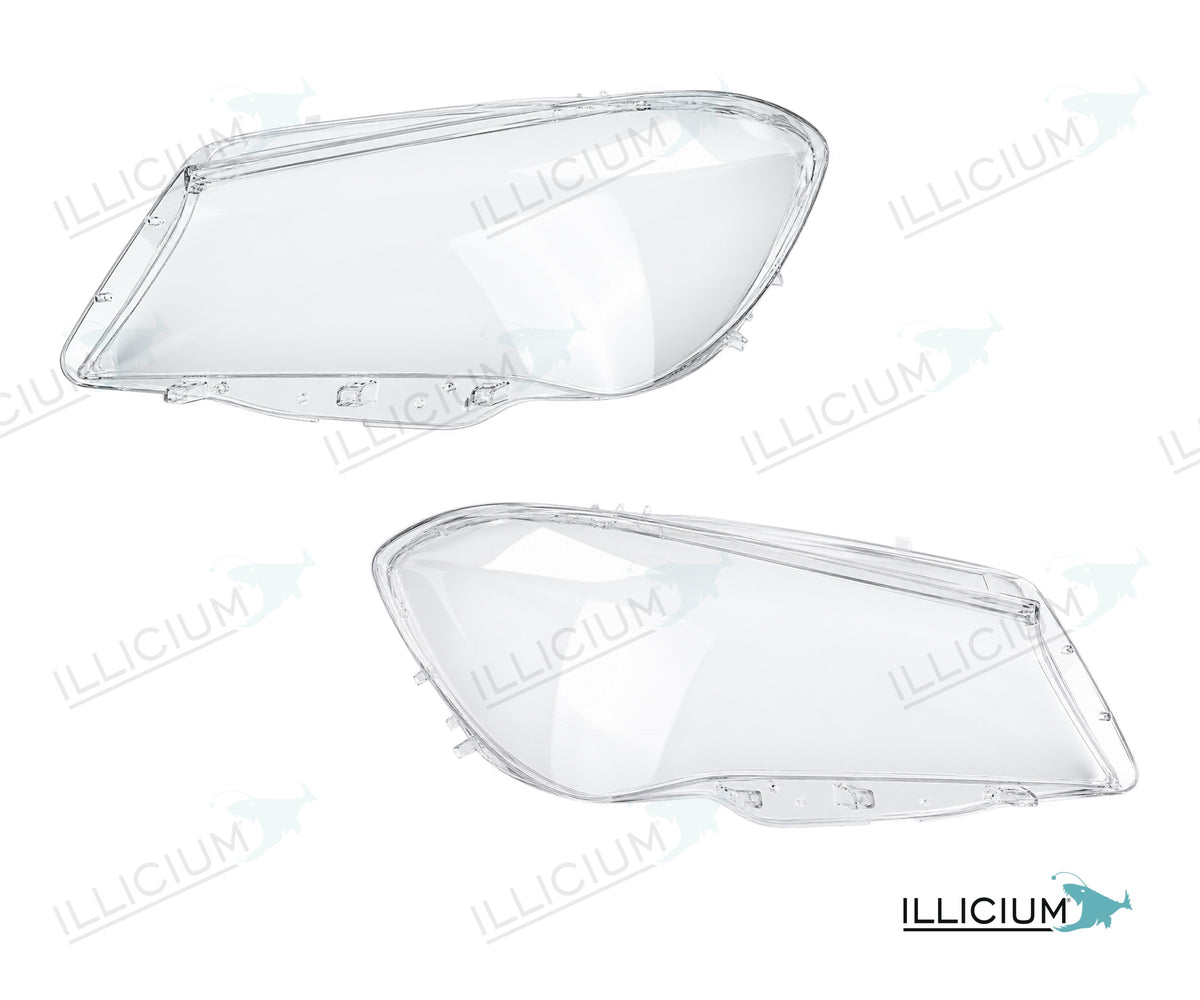 CLA C117 · Vorfacelift – Scheinwerferglas Paar, links und rechts in Fahrtrichtung, Produktillustration mit ILLICIUM-Logo