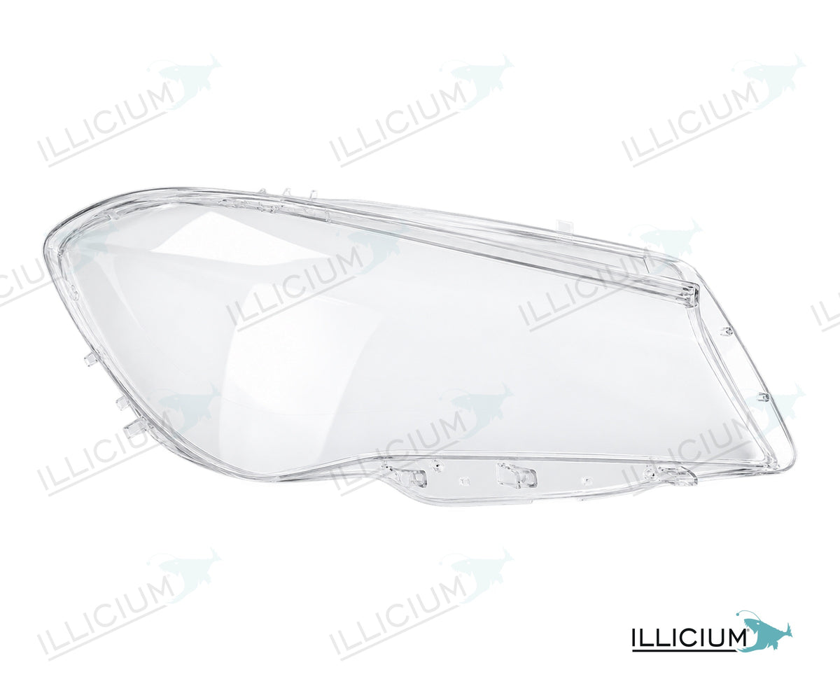 CLA C117 · Vorfacelift – Scheinwerferglas rechts in Fahrtrichtung, Produktillustration mit ILLICIUM-Logo