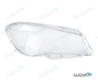 CLA C117 · Vorfacelift – Scheinwerferglas rechts in Fahrtrichtung, Produktillustration mit ILLICIUM-Logo