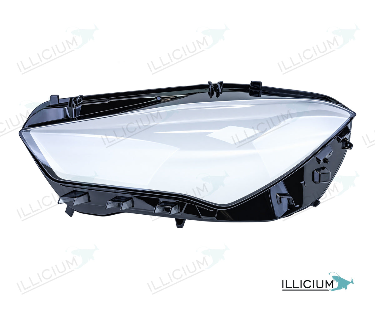 CLA C118 · Vorfacelift – Scheinwerferglas links in Fahrtrichtung, Produktillustration mit ILLICIUM-Logo