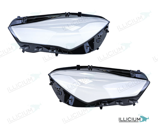 CLA C118 · Vorfacelift – Scheinwerferglas Paar, links und rechts in Fahrtrichtung, Produktillustration mit ILLICIUM-Logo