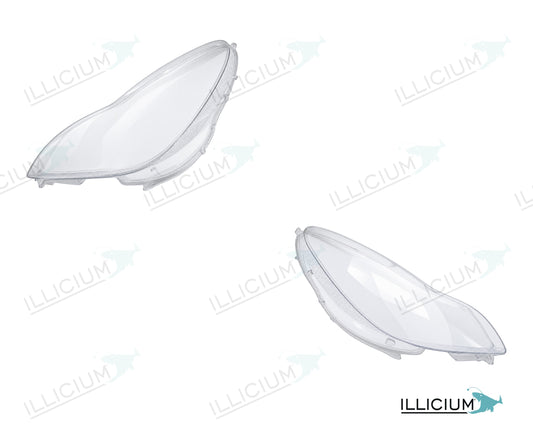 CLS C219 · konkrete Händlerausführung – Scheinwerferglas Paar, links und rechts in Fahrtrichtung, Produktillustration mit ILLICIUM-Logo