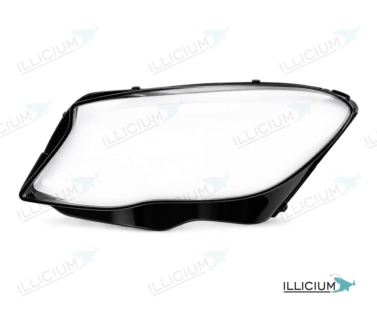 GLA X156 · Facelift – Scheinwerferglas links in Fahrtrichtung, Produktillustration mit ILLICIUM-Logo