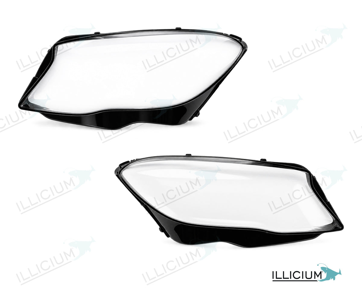 GLA X156 · Facelift – Scheinwerferglas Paar, links und rechts in Fahrtrichtung, Produktillustration mit ILLICIUM-Logo