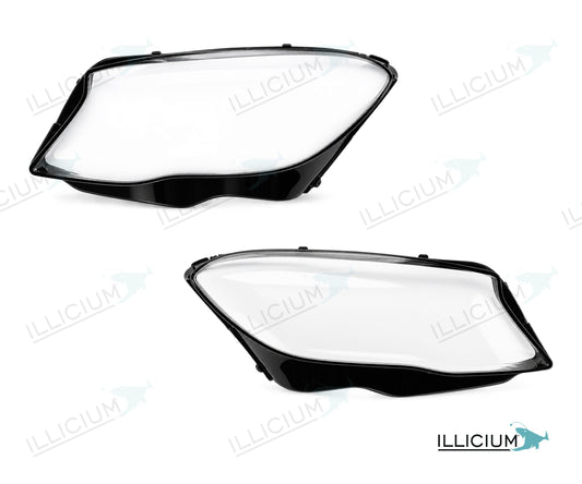 GLA X156 · Facelift – Scheinwerferglas Paar, links und rechts in Fahrtrichtung, Produktillustration mit ILLICIUM-Logo
