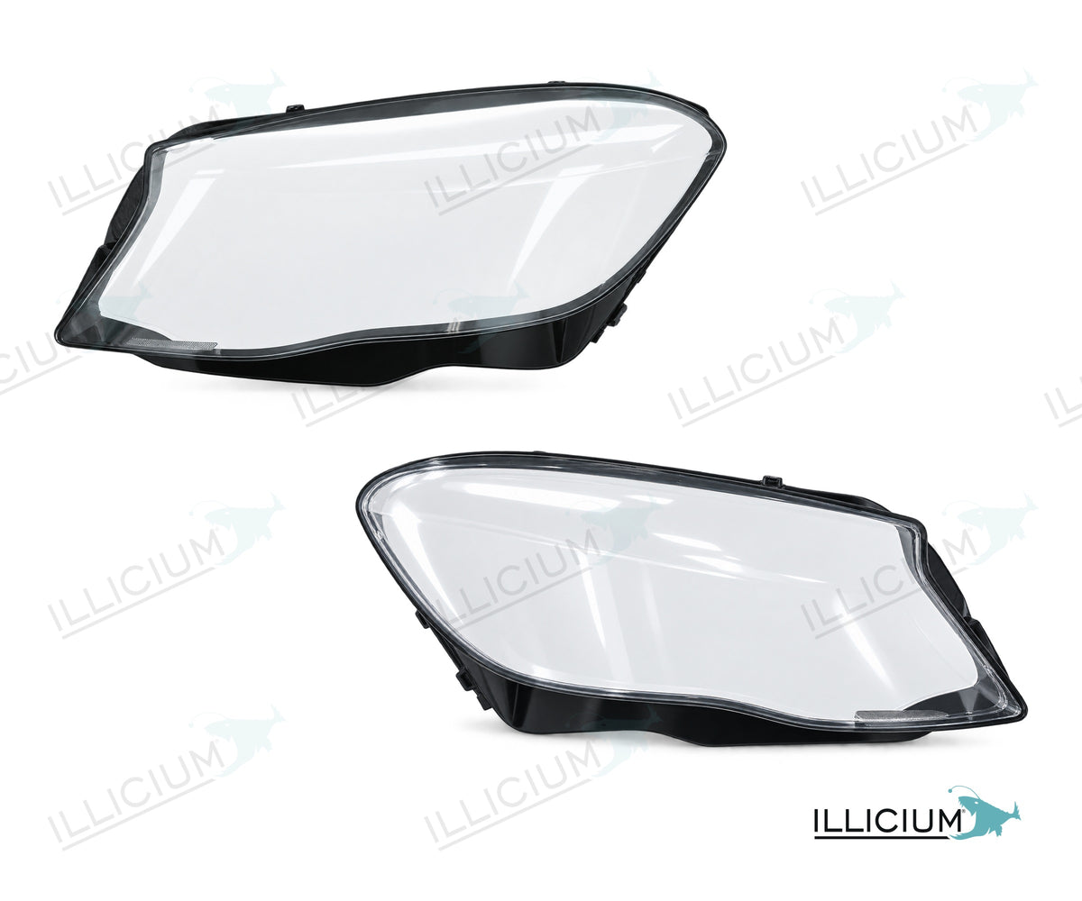 GLA X156 · Vorfacelift – Scheinwerferglas Paar, links und rechts in Fahrtrichtung, Produktillustration mit ILLICIUM-Logo