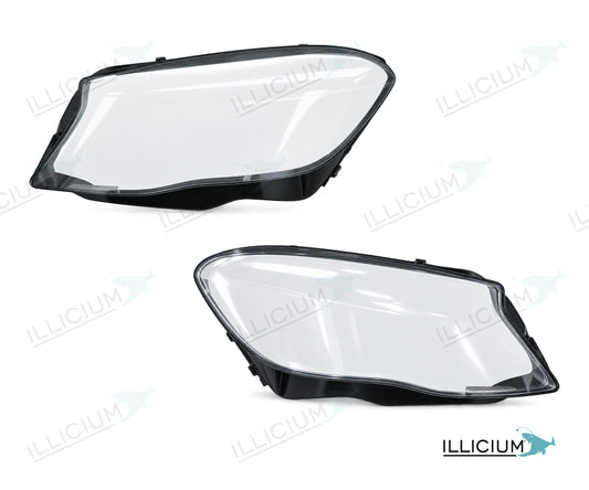 GLA X156 · Vorfacelift – Scheinwerferglas Paar, links und rechts in Fahrtrichtung, Produktillustration mit ILLICIUM-Logo