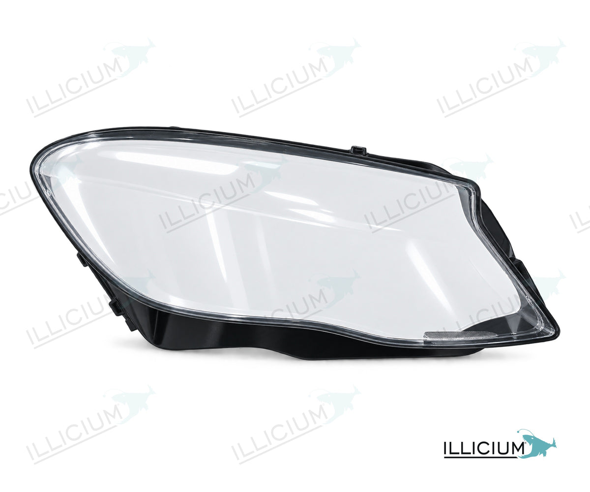 GLA X156 · Vorfacelift – Scheinwerferglas rechts in Fahrtrichtung, Produktillustration mit ILLICIUM-Logo