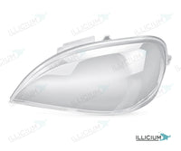ML W163 · konkrete Händlerausführung – Scheinwerferglas links in Fahrtrichtung, Produktillustration mit ILLICIUM-Logo