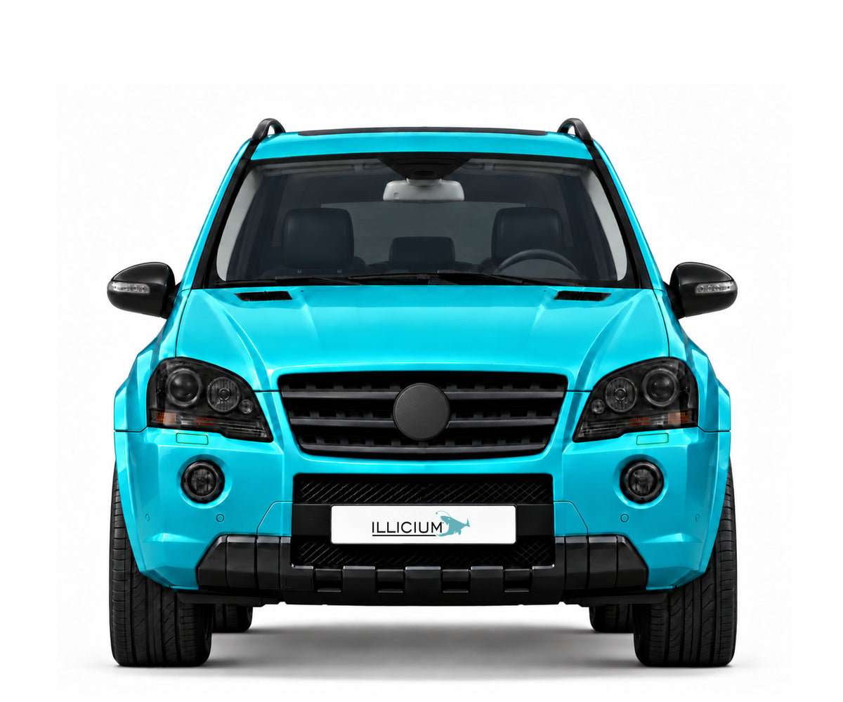 ML W164 · ML63 AMG · Vorfacelift2006 – Fahrzeugillustration in Türkis Metallic, schwarze Anbauteile, neutrale Emblemform und ILLICIUM-Kennzeichen