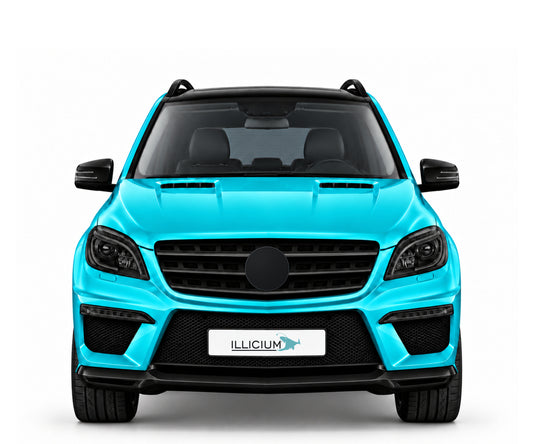 ML W166 · ML63 AMG · 2012–2015 – Fahrzeugillustration in Türkis Metallic, schwarze Anbauteile, neutrale Emblemform und ILLICIUM-Kennzeichen