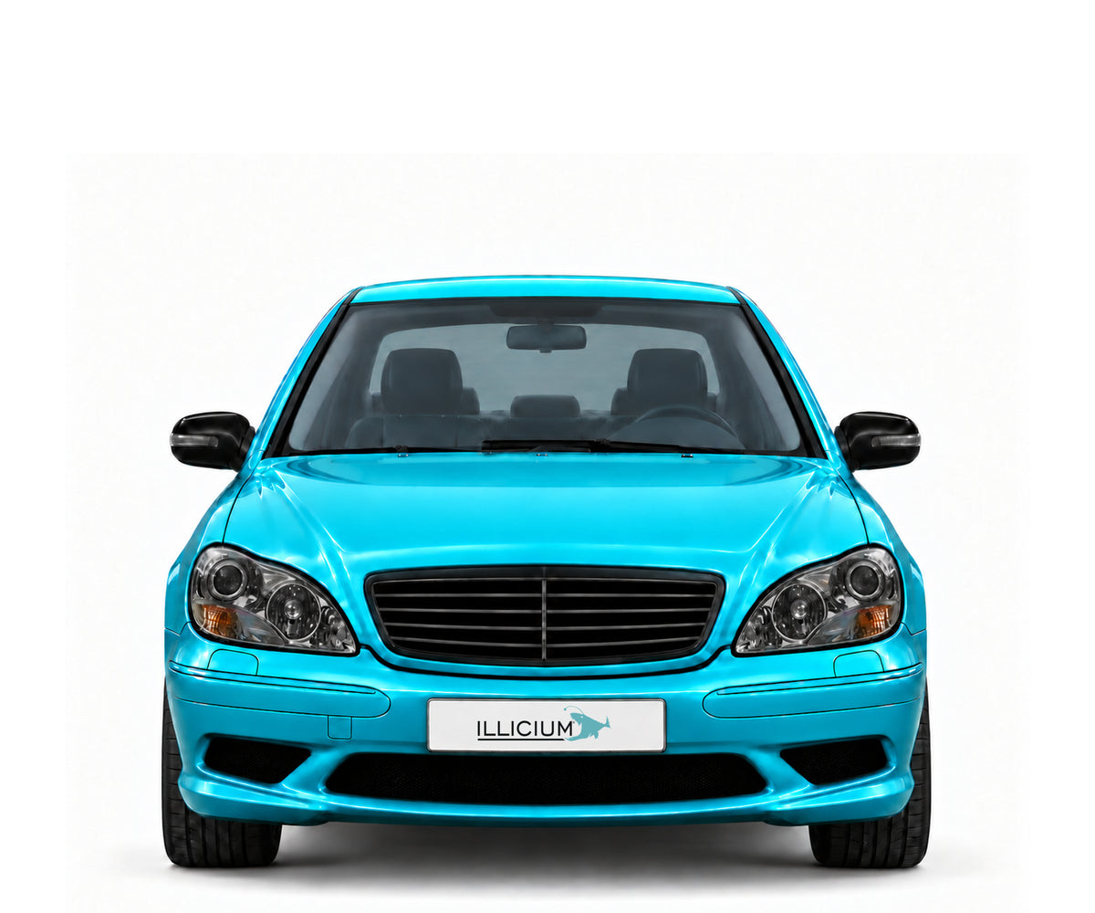 S-Klasse W220 · S55 AMG Kompressor · Facelift2003 – Fahrzeugillustration in Türkis Metallic, schwarze Anbauteile, neutrale Emblemform und ILLICIUM-Kennzeichen