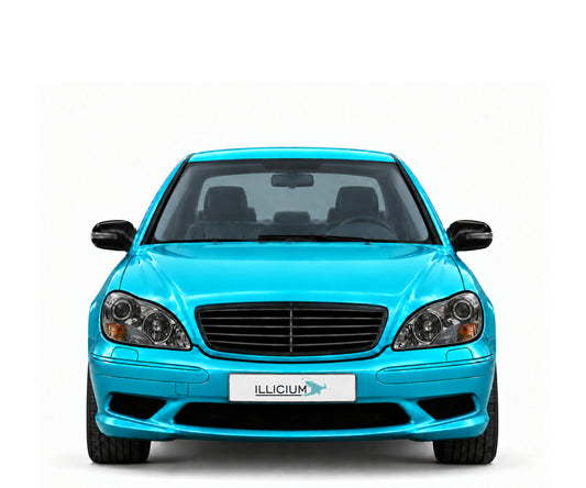 S-Klasse W220 · S55 AMG Kompressor · Facelift2003 – Fahrzeugillustration in Türkis Metallic, schwarze Anbauteile, neutrale Emblemform und ILLICIUM-Kennzeichen