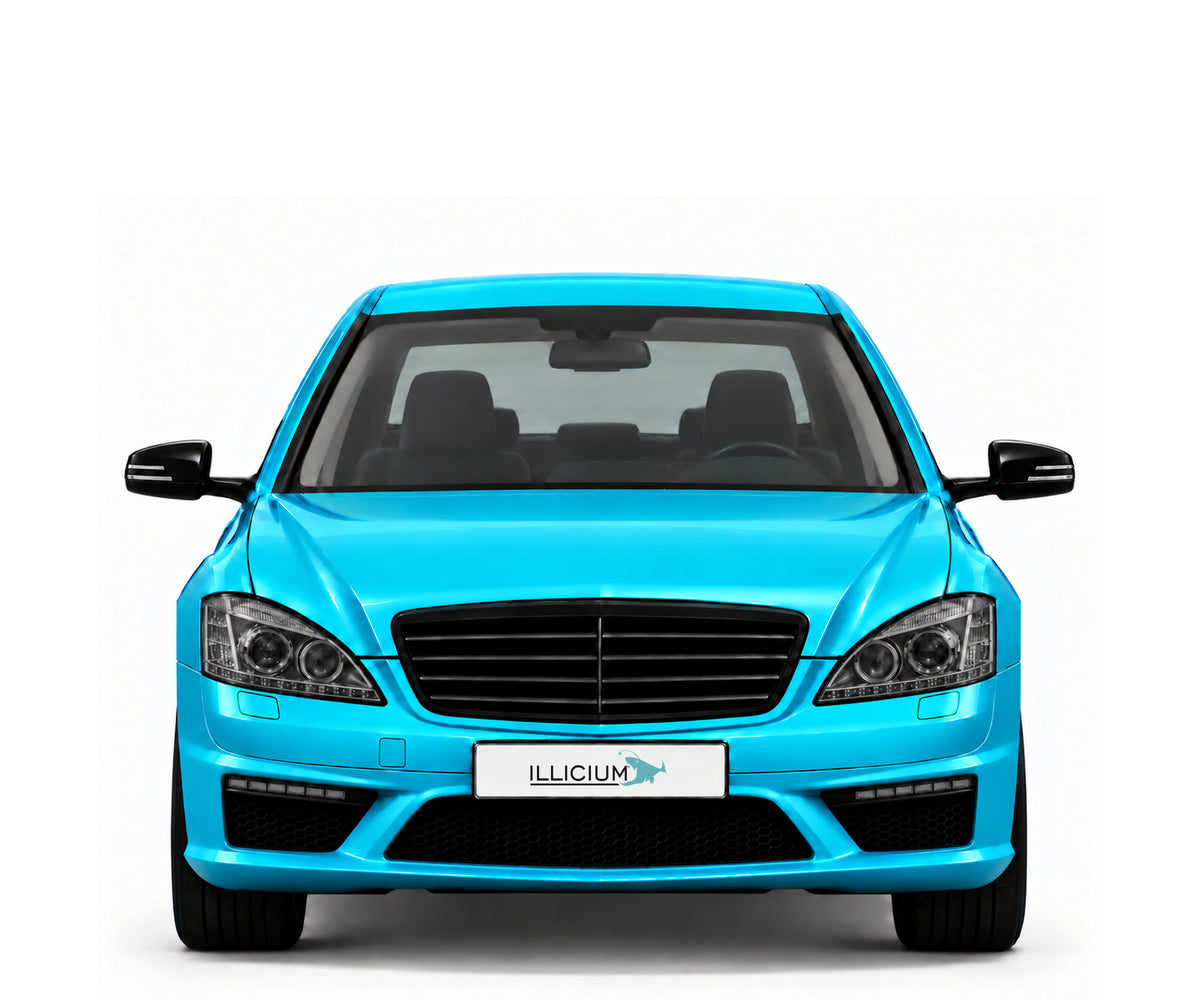 S-Klasse W221 · S63 AMG · Facelift2009 – Fahrzeugillustration in Türkis Metallic, schwarze Anbauteile, neutrale Emblemform und ILLICIUM-Kennzeichen