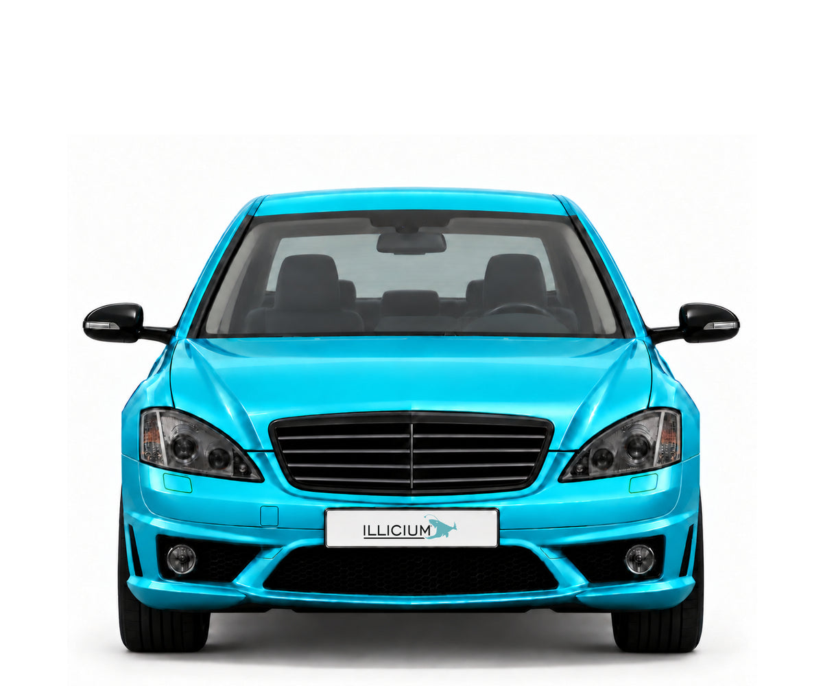 S-Klasse W221 · S63 AMG · Vorfacelift2007 – Fahrzeugillustration in Türkis Metallic, schwarze Anbauteile, neutrale Emblemform und ILLICIUM-Kennzeichen