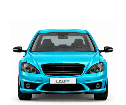 S-Klasse W221 · S63 AMG · Vorfacelift2007 – Fahrzeugillustration in Türkis Metallic, schwarze Anbauteile, neutrale Emblemform und ILLICIUM-Kennzeichen