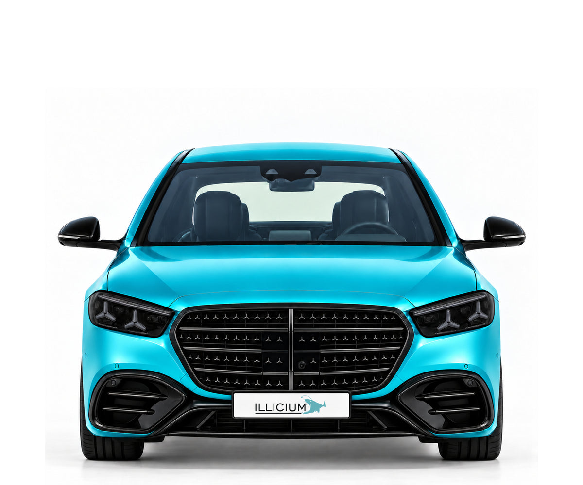 S-Klasse W223 · AMG Line · Facelift2026 – Fahrzeugillustration in Türkis Metallic, schwarze Anbauteile, neutrale Emblemform und ILLICIUM-Kennzeichen