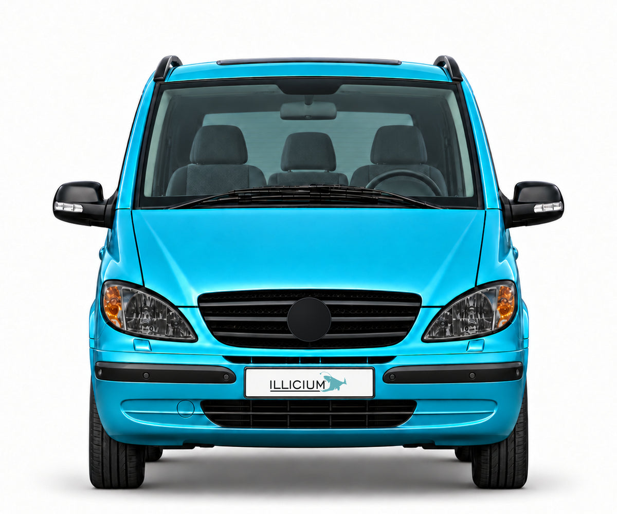 Vito/Viano W639 · Viano · Vorfacelift2003 – Fahrzeugillustration in Türkis Metallic, schwarze Anbauteile, neutrale Emblemform und ILLICIUM-Kennzeichen