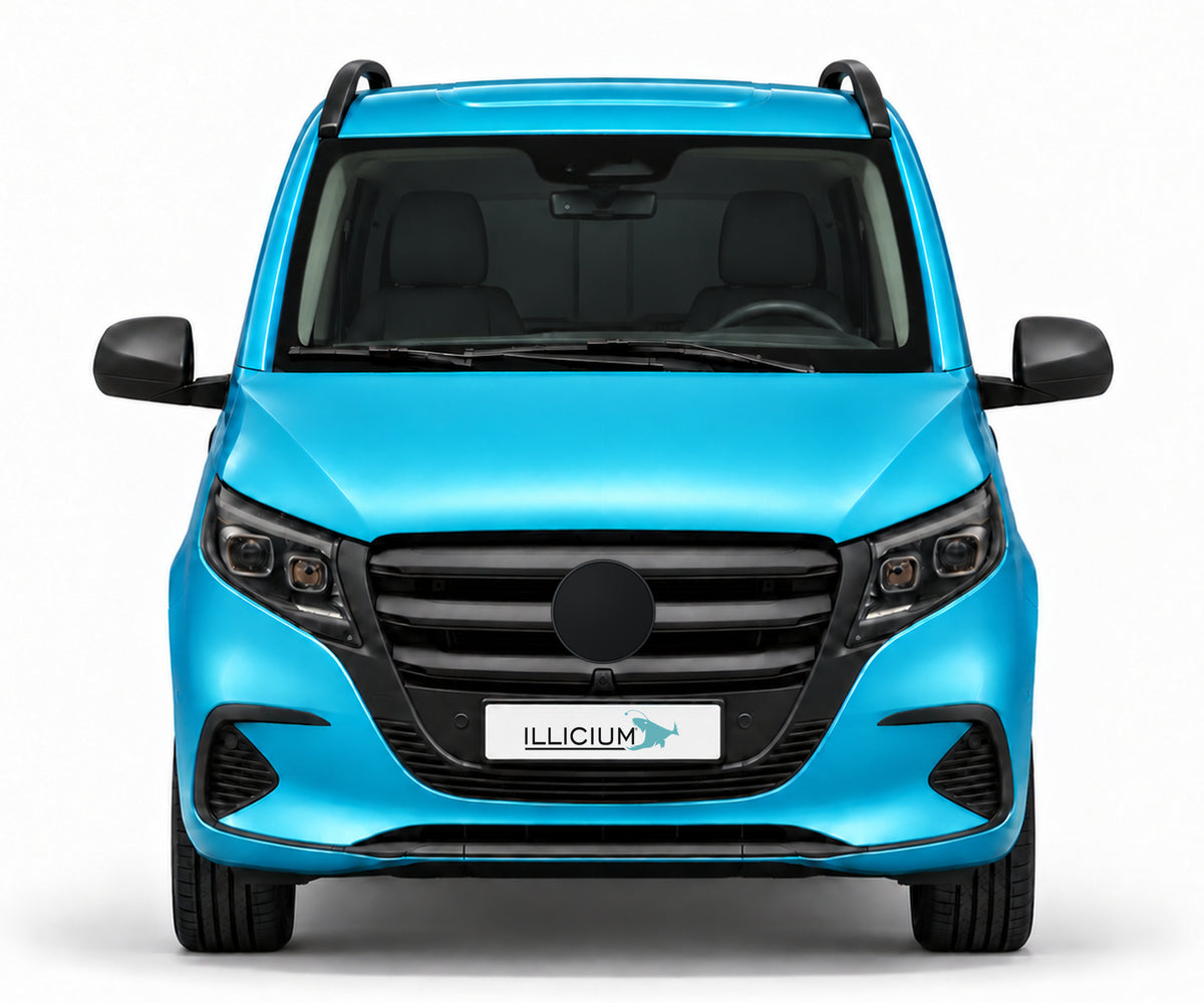 Vito W447 · Serienfront · Modellpflege2023 – Fahrzeugillustration in Türkis Metallic, schwarze Anbauteile, neutrale Emblemform und ILLICIUM-Kennzeichen