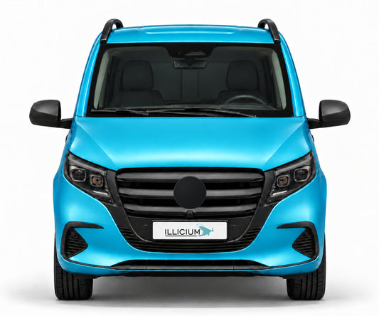 Vito W447 · Serienfront · Modellpflege2023 – Fahrzeugillustration in Türkis Metallic, schwarze Anbauteile, neutrale Emblemform und ILLICIUM-Kennzeichen